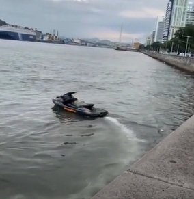 Moto aquática é flagrada andando sozinha na Baía de Vitória